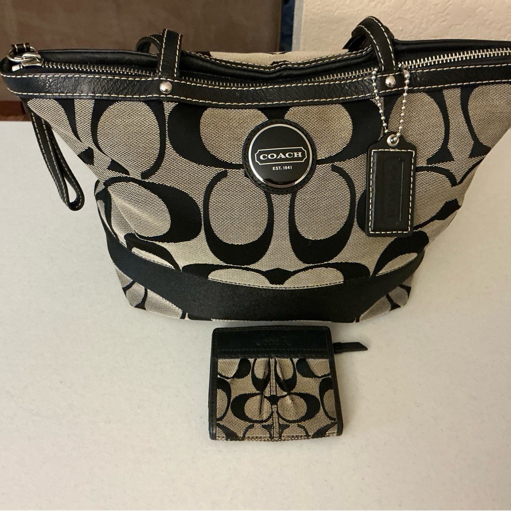 COACH BLACK AND TAN SIGNATURE BAG
